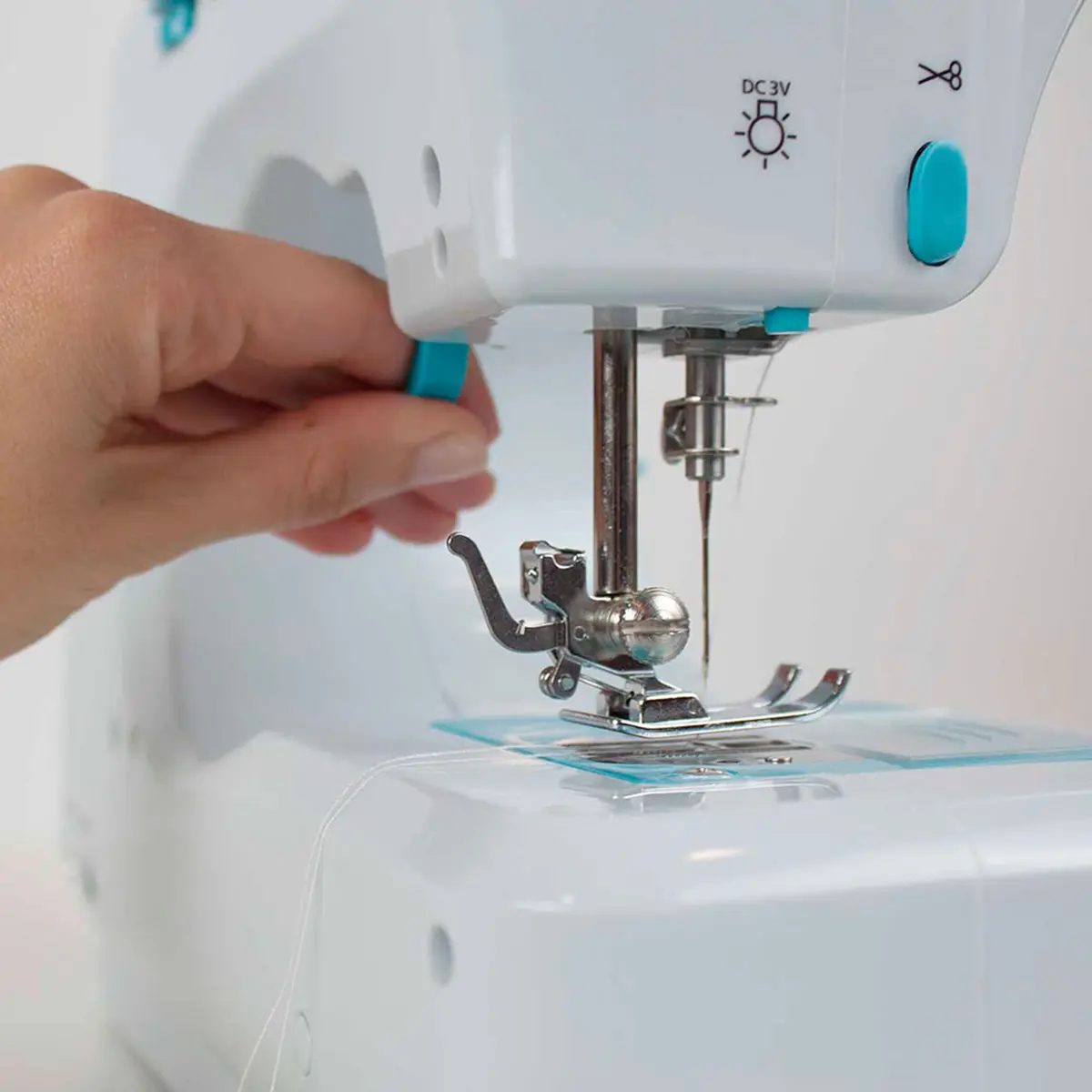 Máquina de Coser Portátil Azul | P110 - Imagen 6