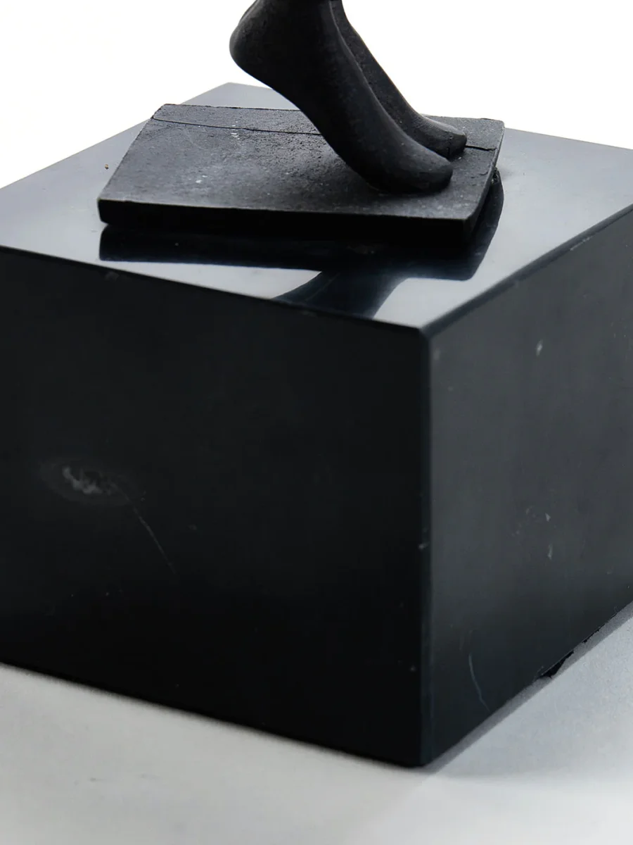 Escultura Mujer Enraizada 9x8x25 cm - Imagen 5